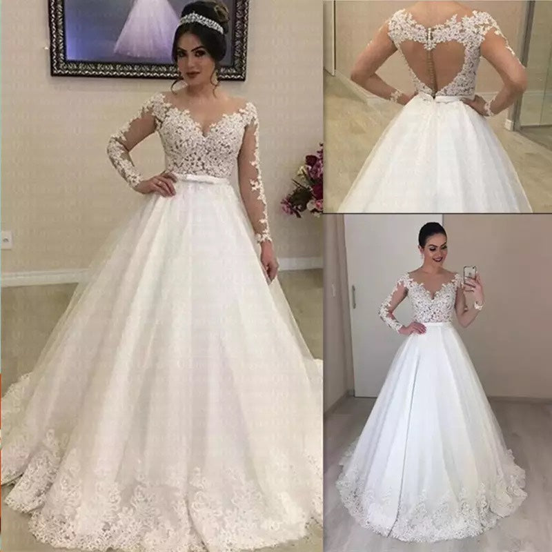 Romantisches Brautkleid mit aufwendigen Applikationen und langen Ärmeln