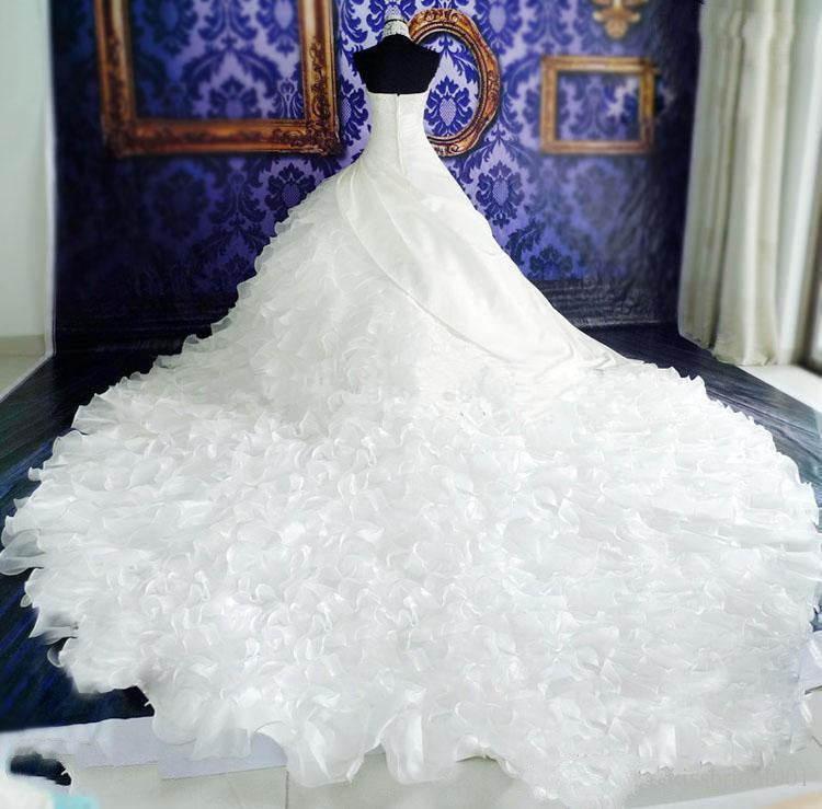 Elegante Hochzeitskleid mit langer Schleppe