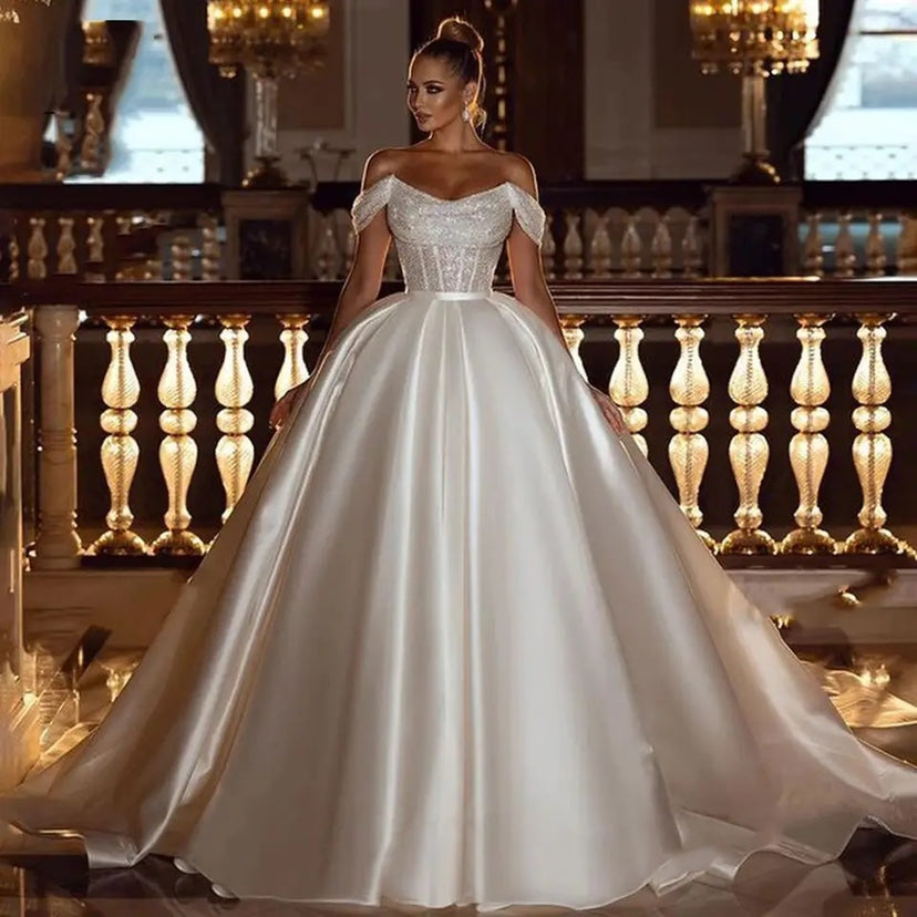 Brautkleid mit schulterfreiem Ausschnitt im glänzenden Bohème-Stil